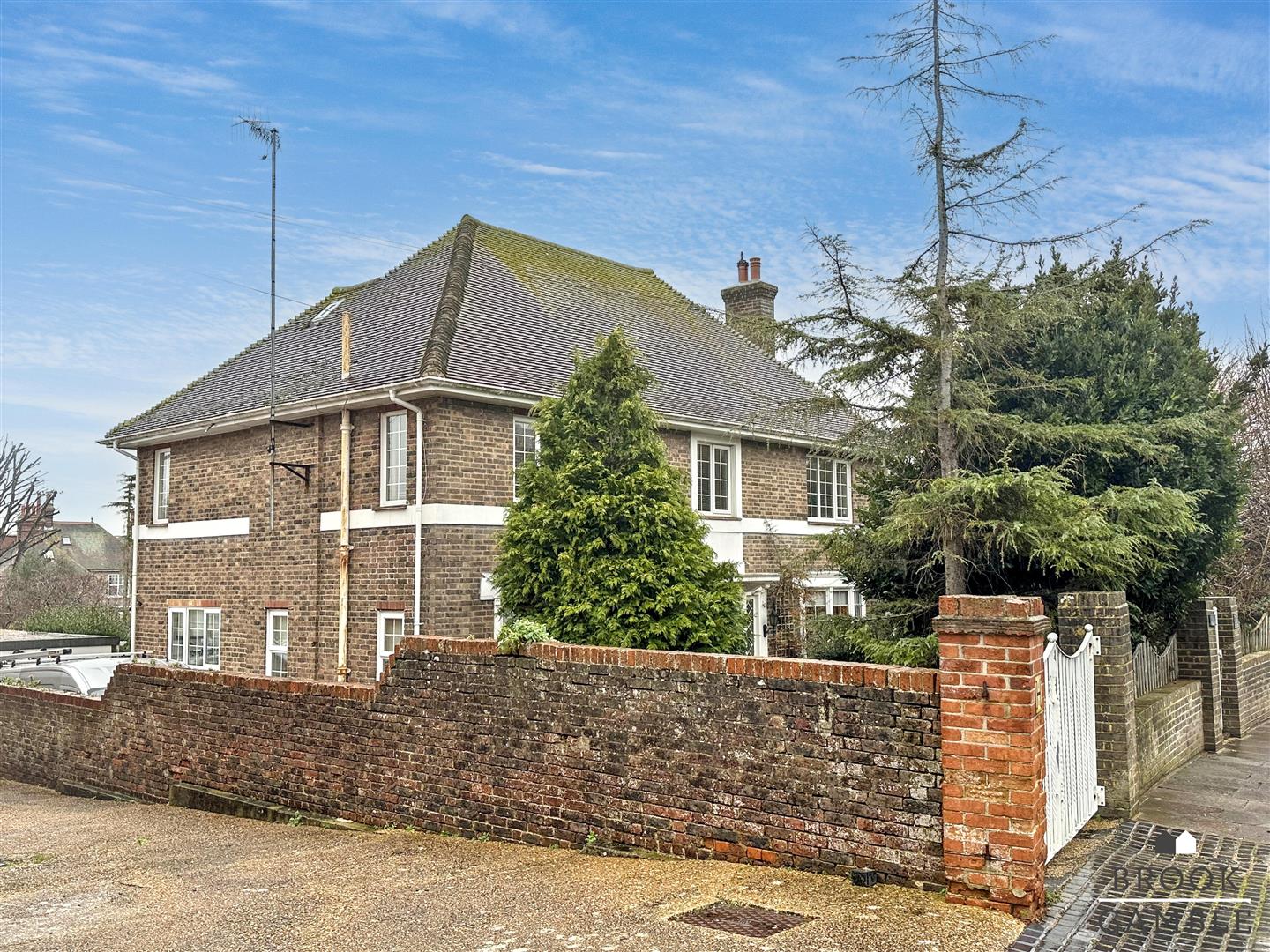 4 Bedroom House - Detached. Le Brun Road in Eastbourne, 44